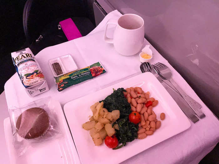 Beyond the food, other details set the meal service apart by cabin class. In business, the cutlery was metal, the napkins were cloth, and the plates were ceramic. I felt like I was at a fine-dining restaurant.