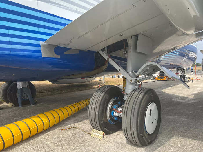 To combat this, Boeing created a compression system in the landing gear that adds nine inches of height to give the plane enough takeoff clearance.