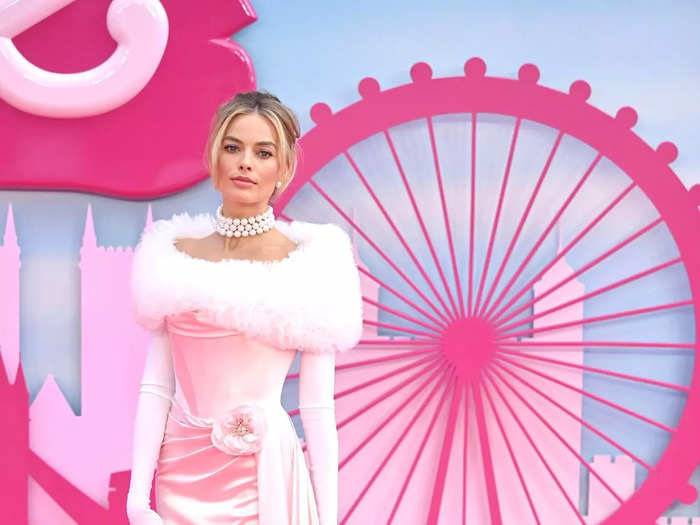 The actor looked like a 1960s Barbie come to life when she stepped onto the pink carpet at the London premiere.