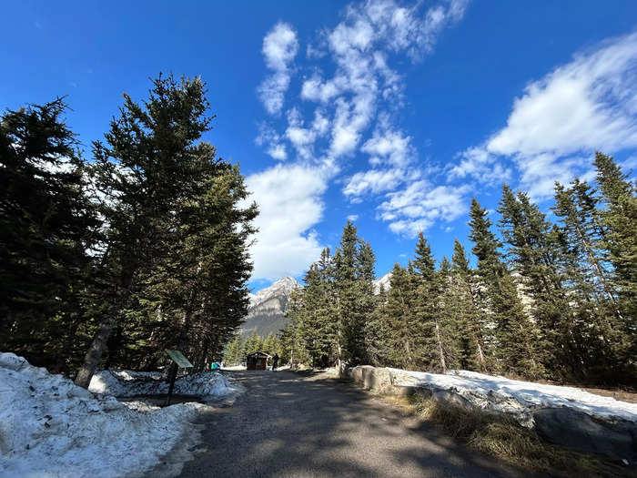 The path to the lake that we took was clear and lined with puddles and melting snow. The walk was easy, pretty quiet, and took less than 10 minutes.