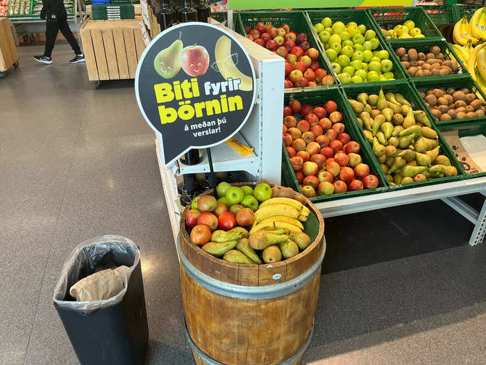 I noticed that some Icelandic grocery stores give out free fruit for kids.