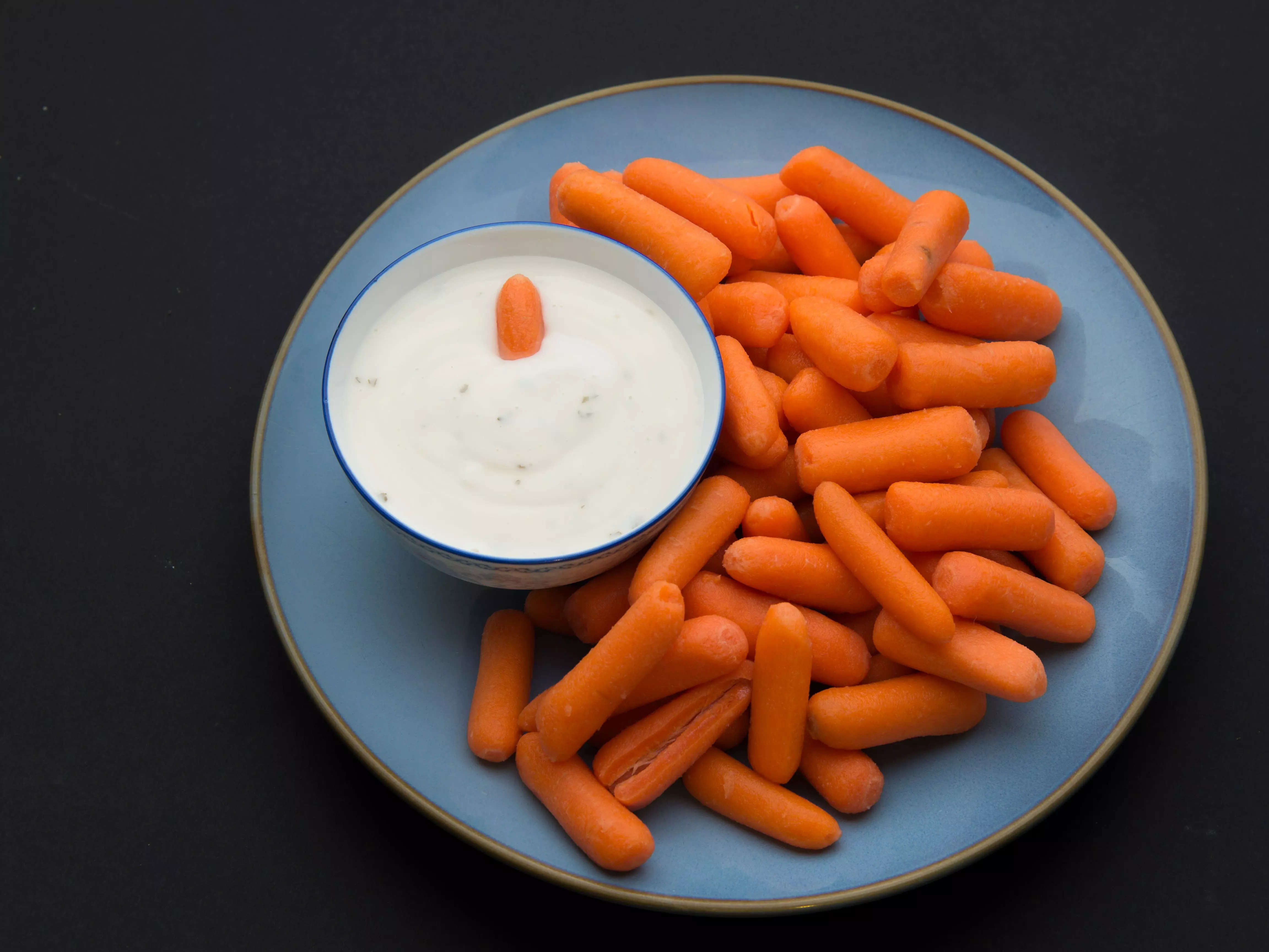baby carrots with dipping sauce