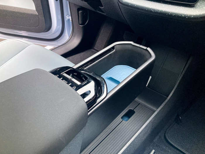 Cupholders pop out from the center console when you need them …