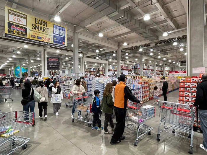 I found shopping in Japan to be a more pleasant experience than in the US, since the US is more chaotic and Japanese people usually are more respectful and calmer.