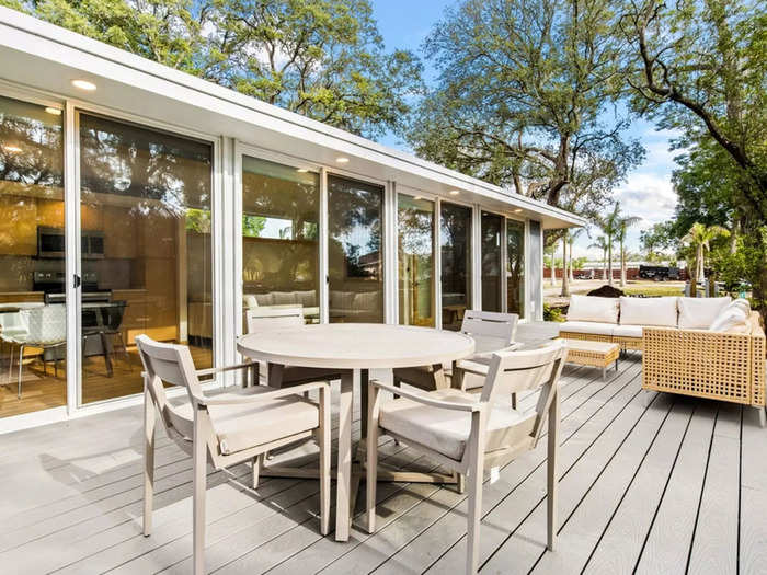 This long glass wall then opens out to the back deck.