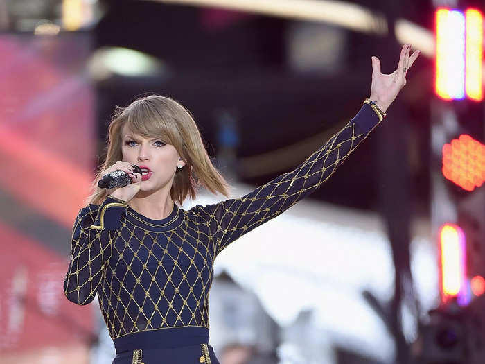 Swift sang some of her "1989" hits wearing these high-waisted, military-inspired shorts.