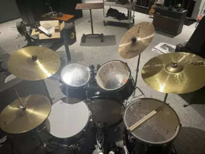 This drum kit includes five drums, four symbols, and a pair of sticks. Music lovers may want to pay attention to this auction, as guitars, keyboards, amps, and this drum kit are all up for grabs.