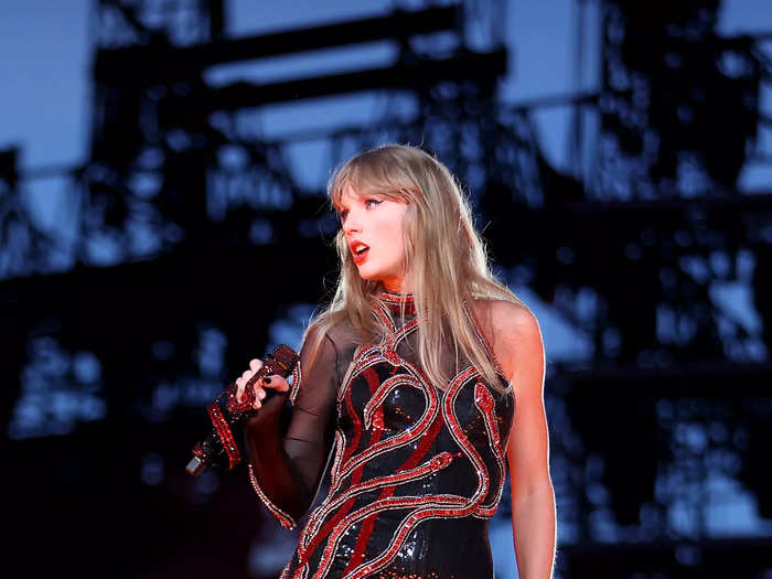 3. The only "Reputation" outfit