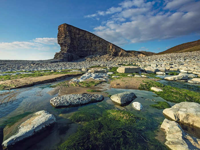 Nash Point in south Wales is likely the location for this scene.