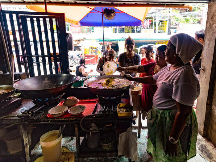 Linarang na tagutongan is one of the most popular dishes in Pasil. Dozens of people were lining up at Obatay