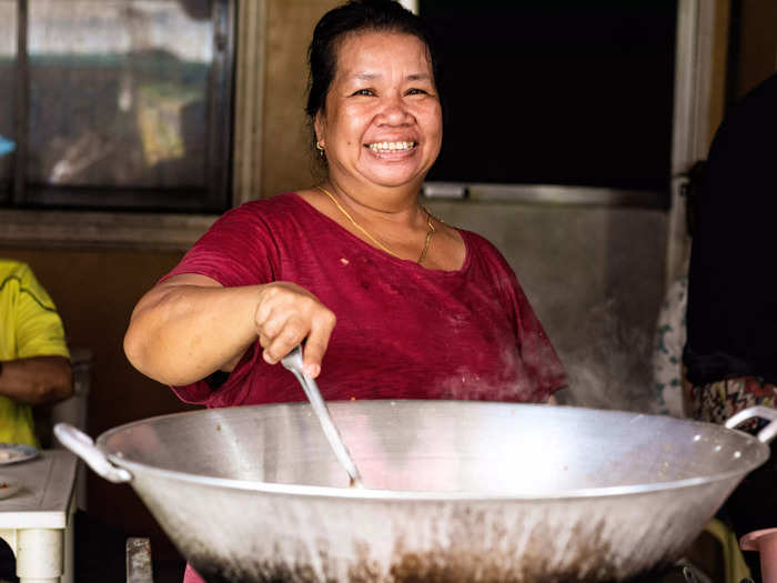 I met Crislee Obatay, a Pasil native and chef who has cooked turtle, eel, and now specializes in porcupinefish, in the middle of a busy lunch service.