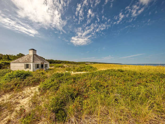 Nearby, there are two one-bedroom suites for visiting guests dubbed the pavilions.