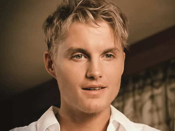 In the music video for "Mine," Swift met an attractive waiter, played by British actor Toby Hemingway, and envisioned a long, happy life with him.