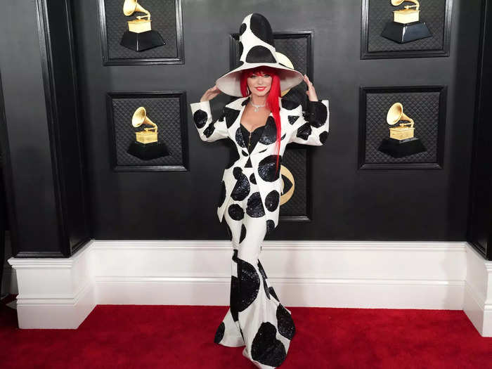 Then at the 2023 Grammys, Twain arrived with hair as red as the carpet and a hat as big as the event.