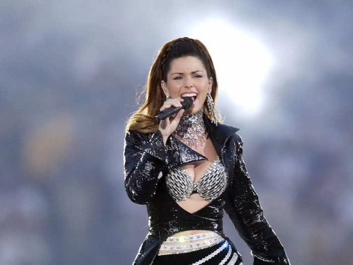 The country star perfectly mixed glamour and drama that year when she performed at the Super Bowl XXXVII halftime show.