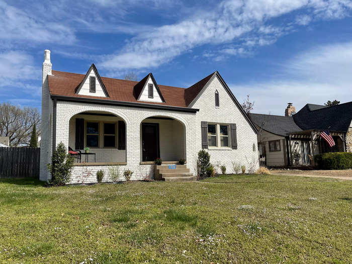 When Harris purchased the 1930s-era home in May, she felt that its façade needed a refresh.