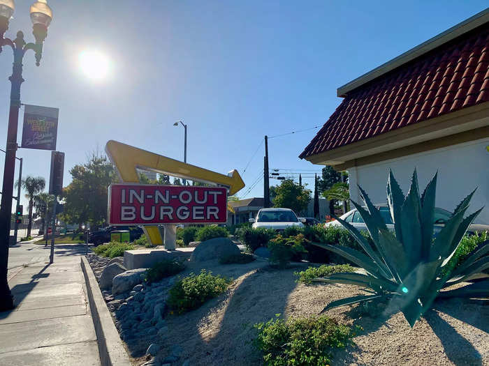 Harry Snyder leaned into Southern California car culture and built restaurants with twin drive-thru lanes and no indoor dining.