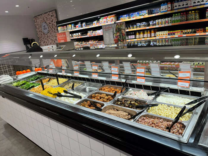 A salad bar with prepared foods such as chicken, meatballs, cheese, and hard-boiled eggs cost 1,999 ISK, or about $15, per kilogram, or about 2.2 pounds.