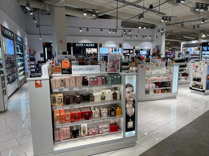 To the left of the entrance, the cosmetics and fragrances section featured familiar brands such as Estée Lauder, Clinique, and Ralph Lauren.