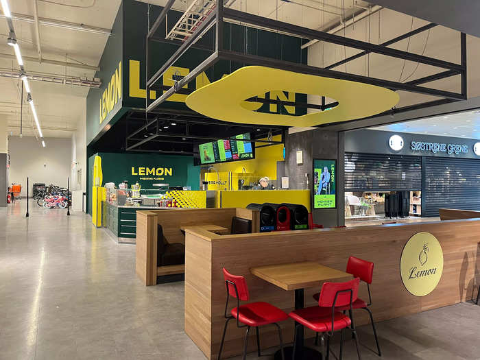 A lemon-themed cafe located at the entrance to Hagkaup sold smoothies and juices.