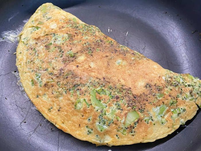 Cheesy broccoli omelette