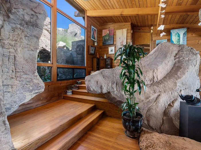 The result is surreal, breathtaking rooms with naturally formed boulders wrapped into the home.