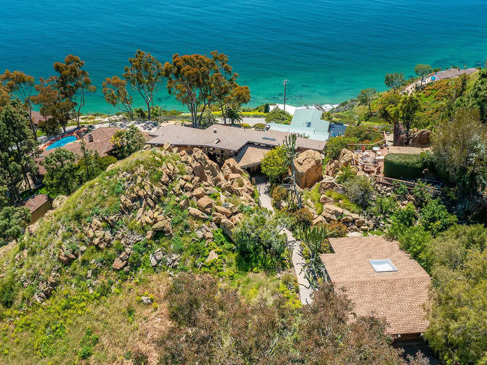 But, original owner Herb Tannen had a particularly unique vision: build a home that lives in between the rocks.