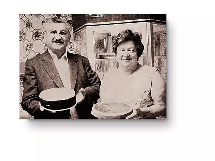 Evelyn Overton, with her husband, Oscar, started making cheesecakes for local restaurants in Detroit in the 1940s.