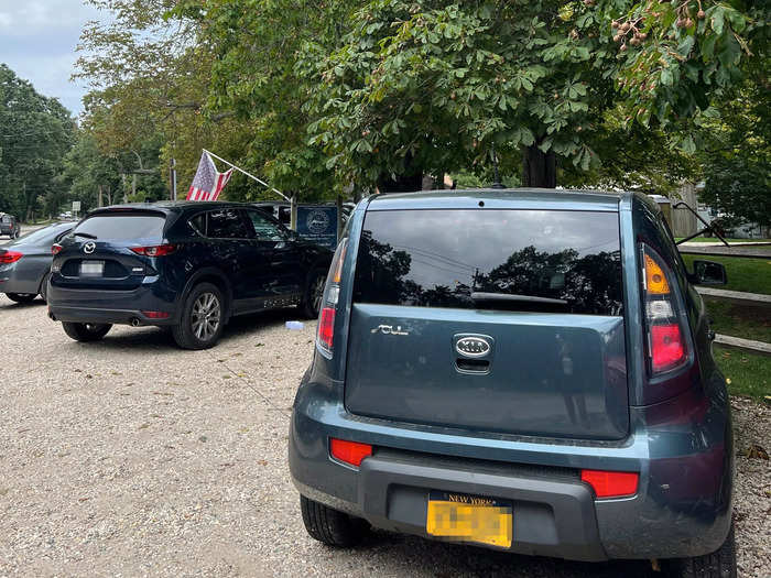 When I visited on a Thursday, I arrived to find a busy parking lot. There was a sign asking everyone to park diagonally — I assume to fit in more cars.