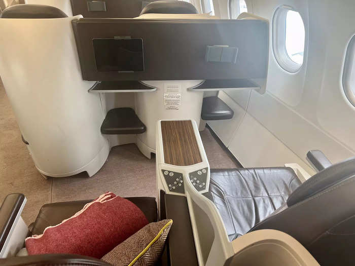 However, the seat did lack the large entertainment screens typically present on lie-flat products — but Qatar Executive has a different offering.