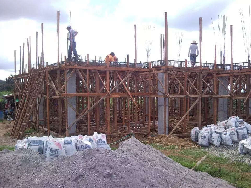 The foundations of the building are being constructed with the help of scaffolding.
