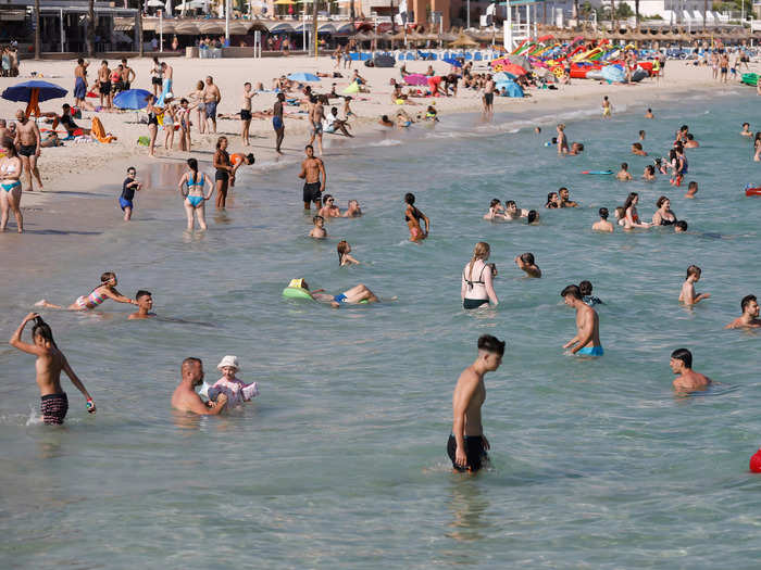 During the day, Noyen found that the beaches around Magaluf were crowded.