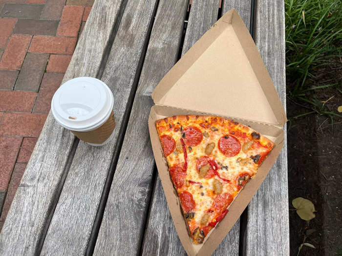 With checkout done, it was time to try the pizza and mocha.