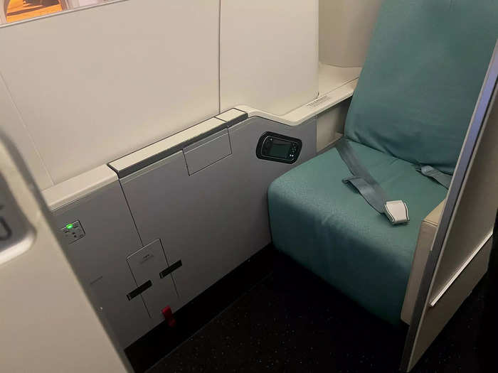 While the aisle seat passengers can enjoy the privacy of the partition, they are not fully sealed off from the rest of the cabin due to the lack of a privacy door.