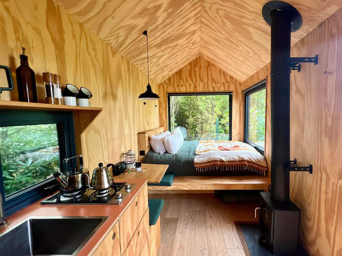 Inside the cabin, the bed, dining area, and kitchen were all in one room. The interior was modest, but super cozy and idyllic.