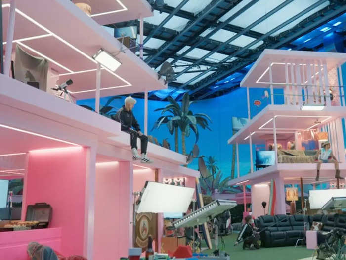 Gosling acted out this scene on a stage with human-sized Barbie houses.