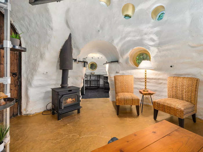 Real-estate agent Eva Croasdale told Insider the SuperAdobe construction style, made with long sandbags of moist earth, is naturally insulating. It stays cool on hot days, and the living room has a wood-burning stove for winter.