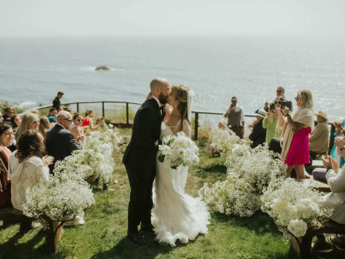 The scenic reception was accented by white flowers.