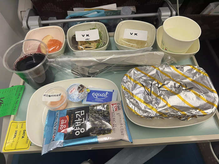 Shortly after takeoff, the inflight meal service started. The options were curry chicken, beef stew, or a marinated chicken salad.