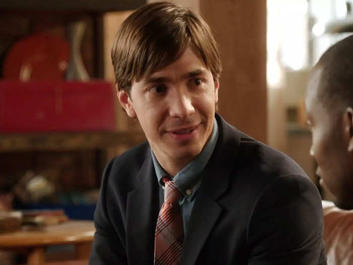 Justin Long had a recurring role as Paul Genzlinger, a music teacher that Jessica Day dated.