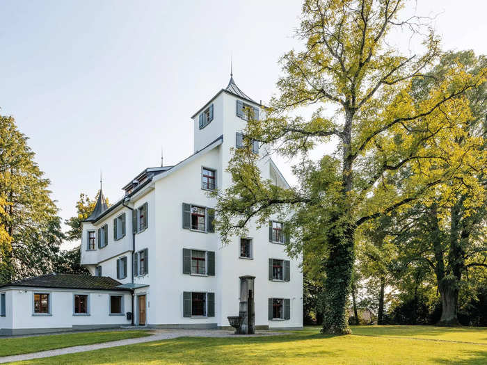 The school was founded in 1889 and educates students from pre-school to high-school.