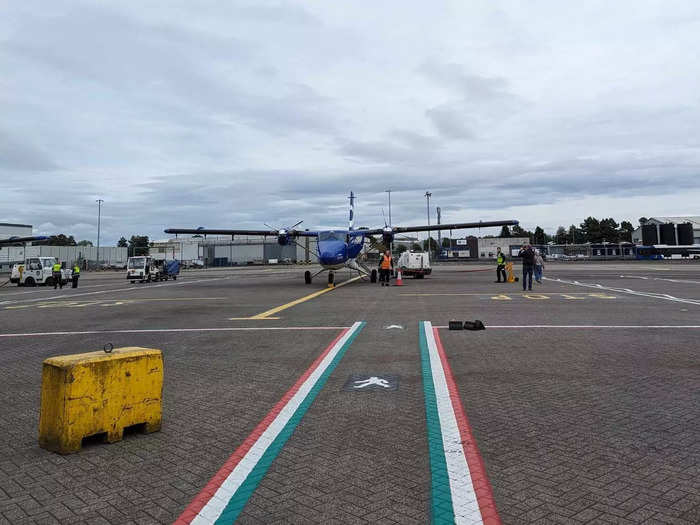 Boarding the plane was a smooth and easy process.