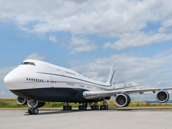 Royals and heads of state are not the only ones lucky enough to use an -8i BBJ, with one rich Middle Eastern businessman asking Cabinet Alberto Pinto to create a lavish interior for his mammoth private jet.