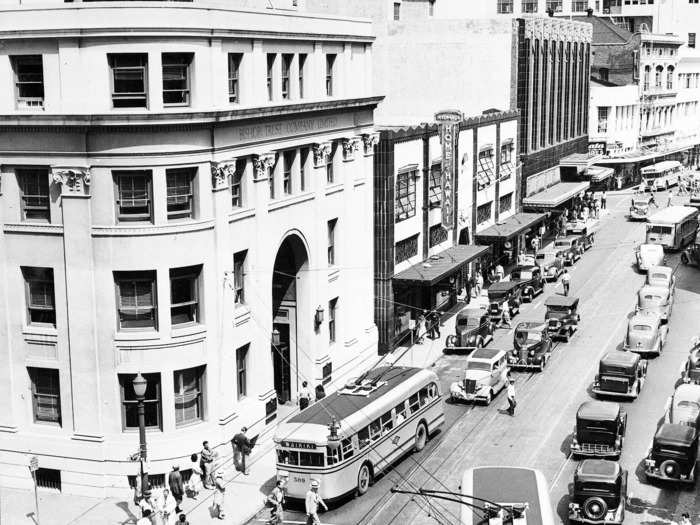 1940: Traffic hums at an intersection of King Street in Honolulu.