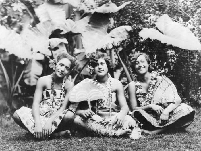 January 1932: A group of Hawaiian girls smile for the camera.