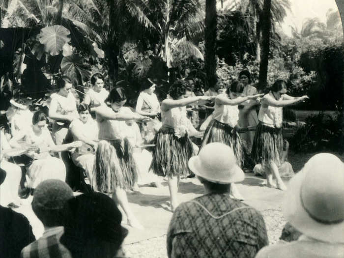 1930s: Female hula dancers find a groove.