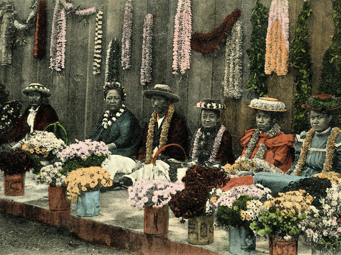 1901: Vendors sell traditional lei.