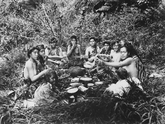 1900: Native Hawaiians enjoy a picnic.