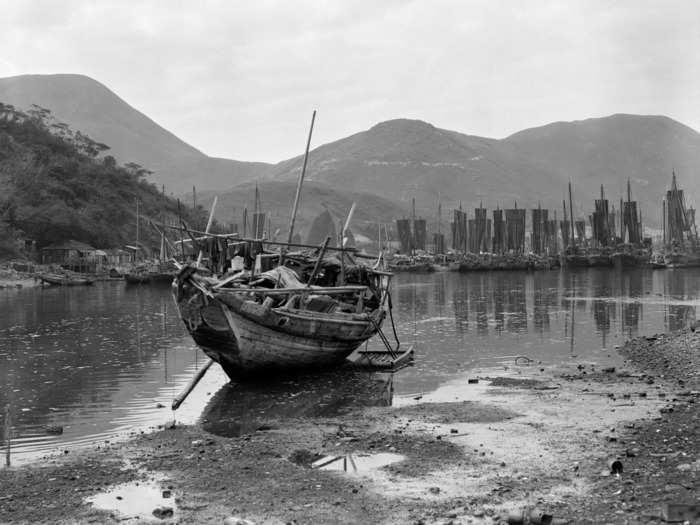 People also lived on wooden junk boats, which were much larger. 