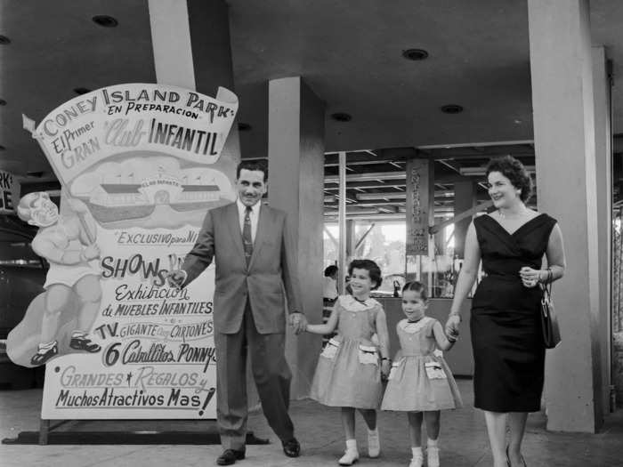 An amusement-park visit was an occasion that called for dressing up.